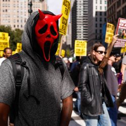 Personas protestan contra el ICE (Servicio de Inmigración y Control de Aduanas de EE. UU.) en la ciudad de Nueva York. Agentes del ICE dispararon a un hombre dominicano el 8 de octubre, en un incidente que ha provocado un enfrentamiento entre el alcalde demócrata de la ciudad y la administración Trump. Oscar Bergal, de 28 años, resultó herido en el cuello durante un operativo del ICE en el Bronx, mientras que un niño de cinco años que se encontraba en su vehículo en ese momento resultó ileso. | Foto:KENA BETANCUR / AFP