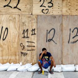 Un hombre está sentado sobre sacos de arena ante la llegada del huracán Simon en Puerto Vallarta, estado de Jalisco, México. El huracán Simon se intensificó hasta convertirse en una poderosa tormenta de categoría 4 mientras avanzaba hacia la costa occidental de México. | Foto:ULISES RUIZ / AFP