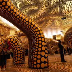 Visitantes observan obras de la artista japonesa, Yayoi Kusama, durante una importante exposición retrospectiva en el Museo Stedelijk, en Amsterdam, Países Bajos. | Foto:Xinhua/Sylvia Lederer