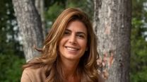 Juliana Awada eligió el look jean con jean que será tendencia la próxima temporada: pantalón baggy, camisa oversized y estilo comfy
