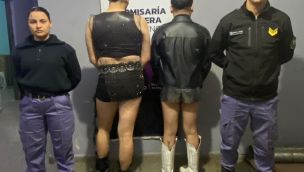 La foto de la detención de ambos jóvenes comenzó a viralizarse. 