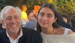Gustavo Yankelevich junto a su nieta Azul
