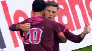 Festejo del primer gol de Lanús ante Vélez.