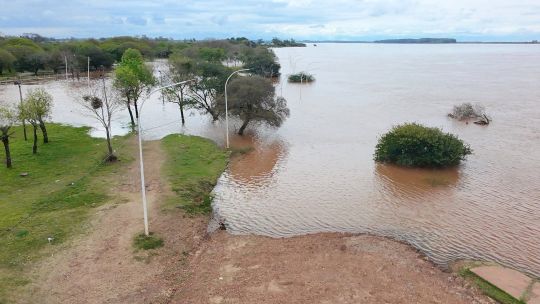 El Niño en Corrientes: evacúan familias, cierran pasos fronterizos y clausuran una playa por la crecida de ríos