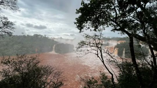 El Parque Nacional Iguazú cerró sus puertas tras el incremento del caudal de las Cataratas por el impacto de El Niño