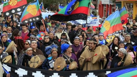 Pueblos originarios se concentran frente a la casa de Cristina Kirchner en rechazo al "Día de la Raza"