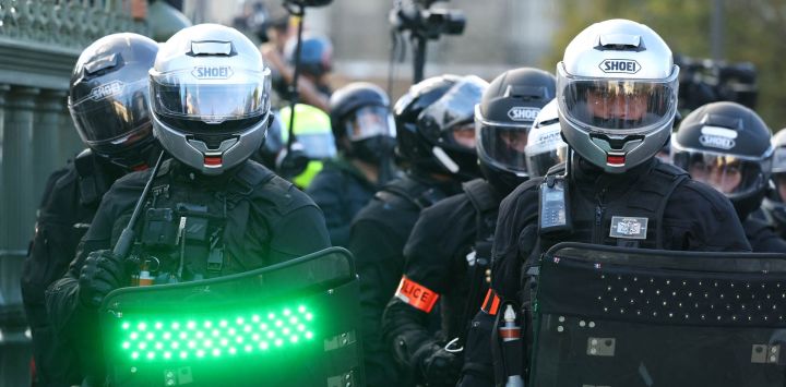 Agentes de la policía francesa pertenecientes a la Brigada Motorizada de Represión de Acciones Violentas (Brav-M) sostienen escudos con luces estroboscópicas durante una manifestación de estudiantes de secundaria en la plaza de la Bastilla, en París, como parte de un movimiento de protesta nacional por las condiciones de enseñanza.
