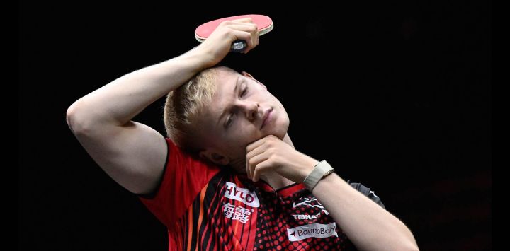 El francés Félix Lebrun calienta antes del partido de cuartos de final de individuales masculinos de tenis de mesa contra el brasileño Hugo Calderano, en el torneo China Smash 2026 celebrado en Pekín.