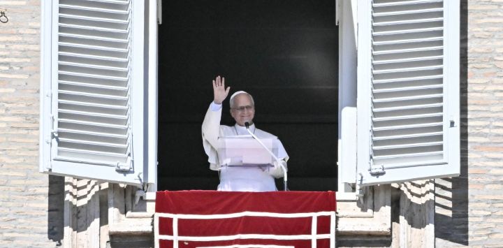 El Papa León XIV saluda a los fieles durante el rezo del Ángelus desde la ventana del Palacio Apostólico con vistas a la Plaza de San Pedro, en el Vaticano. Ese mismo día, el Papa León XIV anunció que sería operado "en los próximos días" de un bulto en el pulmón, señalando que había sido detectado "en una fase muy temprana". "Durante unos recientes controles médicos se encontró un nódulo en mi pulmón. Ha sido detectado en una fase muy temprana y está muy localizado", declaró el pontífice, de 71 años, durante su alocución semanal en la Plaza de San Pedro.