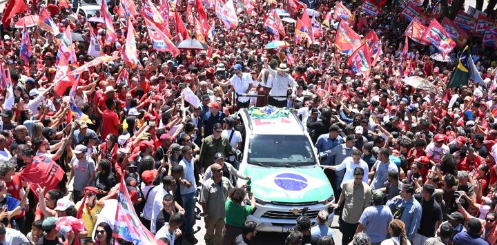 El presidente brasileño y candidato a la reelección por el Partido de los Trabajadores, Luiz Inácio Lula da Silva, participa durante un acto de campaña para la segunda vuelta de las elecciones presidenciales, en Brasilia, Brasil. Vamos a ganar estas elecciones, aseguró el viernes Lula da Silva durante una marcha de campaña en Ceilandia, en el Distrito Federal.
