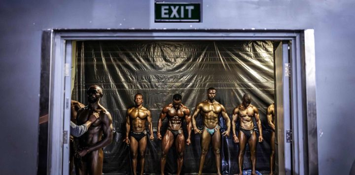 Los competidores aguardan entre bastidores mientras se preparan para salir al escenario durante el Campeonato Internacional de Fitness Body Fuel 2026, celebrado en Nairobi. El campeonato reunió a atletas de toda África y otras regiones, poniendo de manifiesto la creciente popularidad del culturismo y el fitness competitivo en el continente.