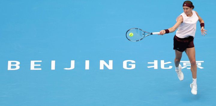 Nikola Bartunkova, de República Checa, devuelve la pelota durante el partido de cuartos de final de individuales femeninos entre Karolina Muchova, de República Checa, y Nikola Bartunkova, de República Checa, en el torneo de tenis Abierto de China 2026, en Beijing, capital de China.