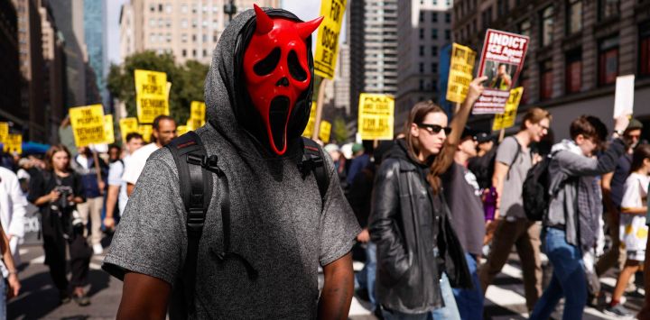 Personas protestan contra el ICE (Servicio de Inmigración y Control de Aduanas de EE. UU.) en la ciudad de Nueva York. Agentes del ICE dispararon a un hombre dominicano el 8 de octubre, en un incidente que ha provocado un enfrentamiento entre el alcalde demócrata de la ciudad y la administración Trump. Oscar Bergal, de 28 años, resultó herido en el cuello durante un operativo del ICE en el Bronx, mientras que un niño de cinco años que se encontraba en su vehículo en ese momento resultó ileso.