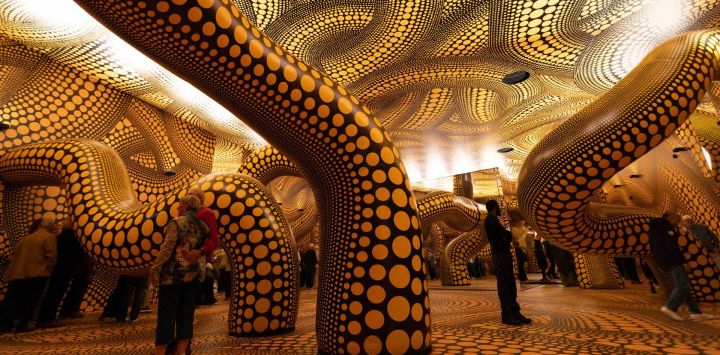 Visitantes observan obras de la artista japonesa, Yayoi Kusama, durante una importante exposición retrospectiva en el Museo Stedelijk, en Amsterdam, Países Bajos.