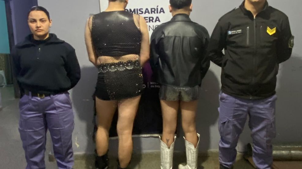 La foto de la detención de ambos jóvenes comenzó a viralizarse. 