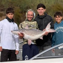 Se buscan zonas profundas donde no haya demasiados enganches, una condición que permite trabajar con mayor tranquilidad y reducir las posibilidades de perder aparejos durante la deriva.