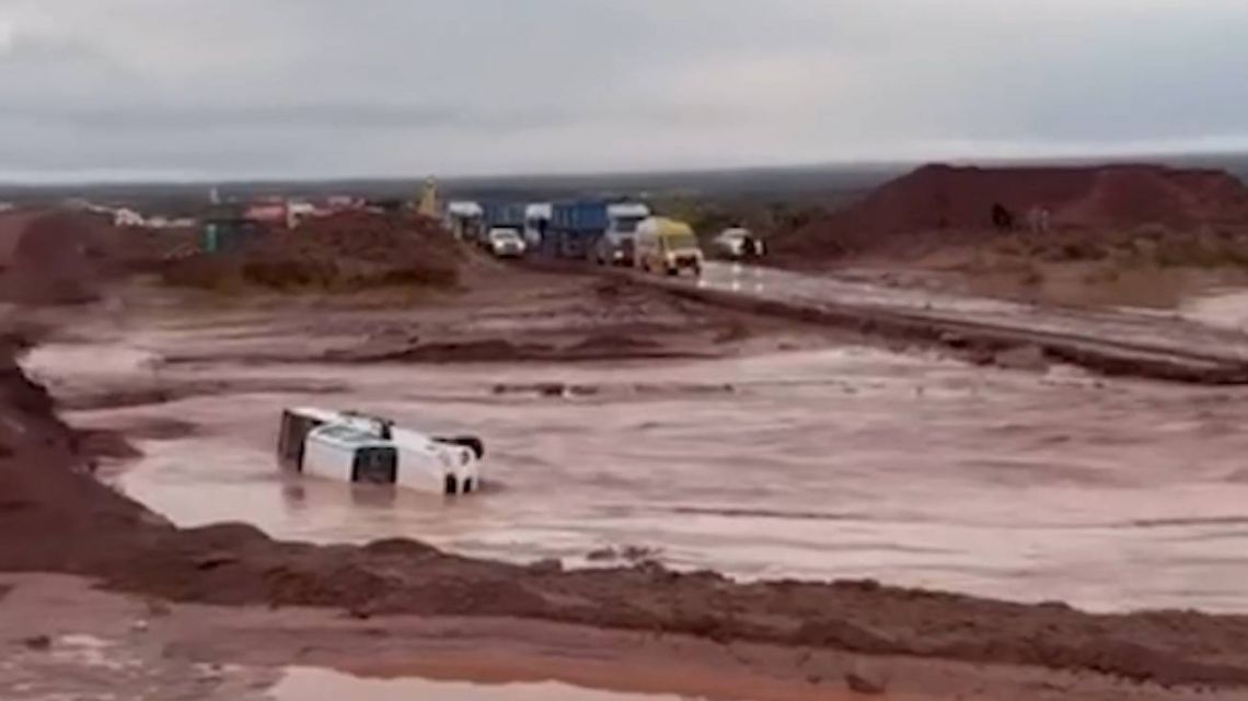 Temporal en Vaca Muerta: un alud arrastró camionetas petroleras en la Ruta 5