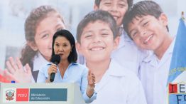 Keiko Fuijimori presentando las nuevas medidas de disciplina escolar