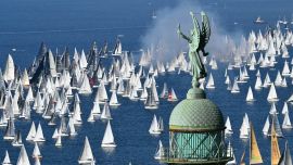 Los barcos pasan por el faro de Vittoria Light al comienzo de la 58.ª Regata de Vela Barcolana en el Golfo de Trieste.