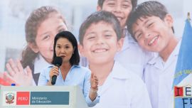 Keiko Fujimori prohíbe el maquillaje, la tintura y los celulares en las escuelas peruanas: "Hay límites"