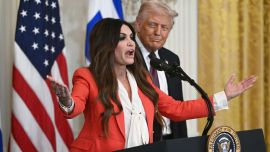 Renunció la embajadora de Trump en Grecia tras las denuncias por presuntos favores políticos y regalos indebidos