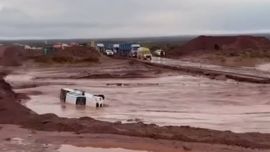 Temporal en Vaca Muerta: un alud arrastró camionetas petroleras en la Ruta 5