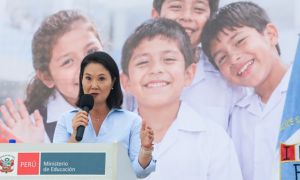Keiko Fuijimori presentando las nuevas medidas de disciplina escolar