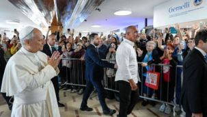 El papa León XIV se dirige al quirófano para someterse a una operación