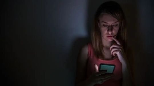 Deepfakes sexuales en escuelas: en RDI se alertó sobre la violencia digital contra adolescentes