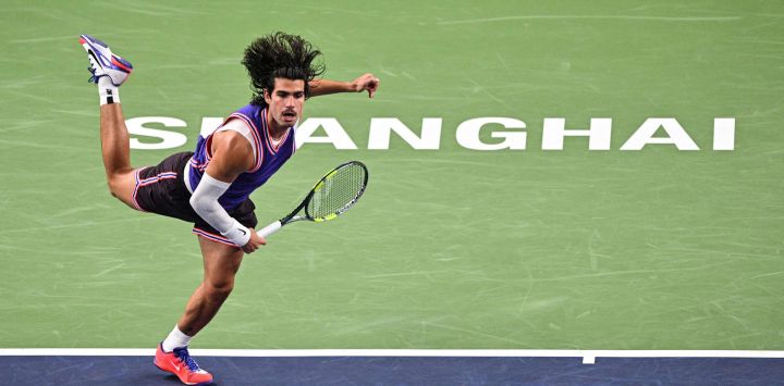 El español Carlos Alcaraz saca ante el argentino Juan Manuel Cerúndolo durante su partido de individuales masculino en el torneo de tenis Masters de Shanghái, en Shanghái.