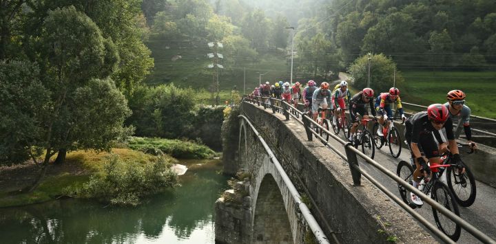 El pelotón compite durante la 120.ª edición del Giro de Lombardía, una carrera ciclista de 239 km entre Bérgamo y Como, Italia.