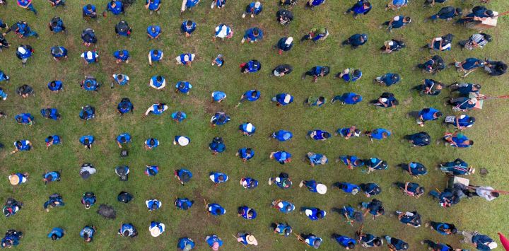 Esta vista aérea muestra a miembros de la guardia indígena participando en una sesión de entrenamiento durante la Cumbre de los Pueblos Indígenas del Suroccidente de Colombia en Caldono, departamento del Cauca, Colombia, como parte de las actividades del Día de la Resistencia Indígena, que conmemora la resistencia de los pueblos indígenas desde la llegada de Cristóbal Colón a América.