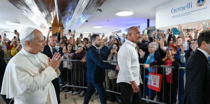 Esta fotografía, facilitada por Vatican Media, muestra la llegada del Papa León XIV al Hospital Universitario Gemelli de Roma para someterse a una operación destinada a extirpar un nódulo pulmonar.