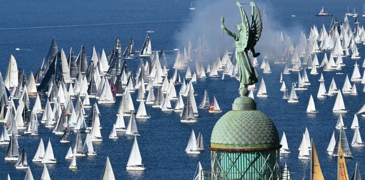 Los barcos pasan por el faro de Vittoria Light al comienzo de la 58.ª Regata de Vela Barcolana en el Golfo de Trieste.