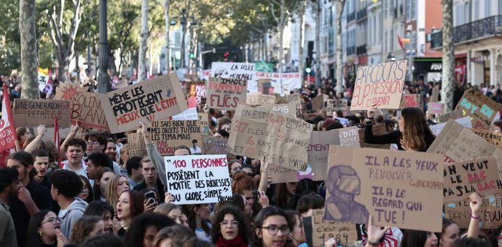 Manifestantes sostienen pancartas y carteles durante una protesta de estudiantes de secundaria en Marsella, en el sur de Francia, como parte de una movilización estudiantil a nivel nacional. Francia registra manifestaciones en todo el país este 13 de octubre en apoyo a los estudiantes que llevan semanas protestando por las malas condiciones de las aulas, mientras las autoridades y los participantes permanecen alerta ante posibles nuevos episodios de violencia.