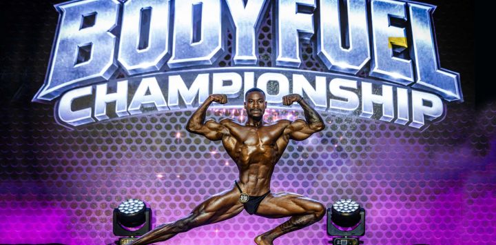 Un competidor posa en el escenario durante el Campeonato Internacional de Fitness Body Fuel 2026 en Nairobi. El Campeonato de Fitness Body Fuel 2026 reunió a atletas de toda África y otras regiones, poniendo de relieve la creciente popularidad del culturismo y el fitness competitivo en el continente.