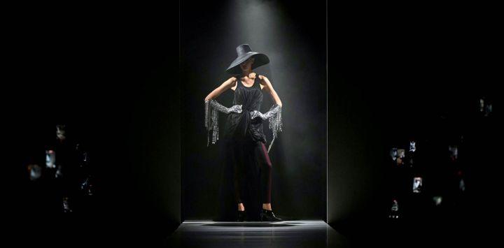 Una modelo presenta una creación del desfile de la colección Primavera/Verano 2027 para mujer de Junya Watanabe, en el marco de la Semana de la Moda de París.
