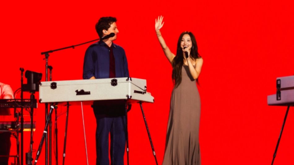 Charlie Puth y Nayeon en Corea del Sur