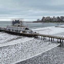 La obra no se limitó a reparar los daños provocados por el oleaje: también contempló mejoras y refuerzos en distintos sectores del muelle para prolongar su vida útil.