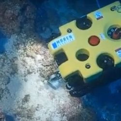 Más de 30 vasijas de almacenamiento de cerámica y tres anclas de piedra permanecen dispersas por el fondo marino, a unos 30 metros de profundidad. 