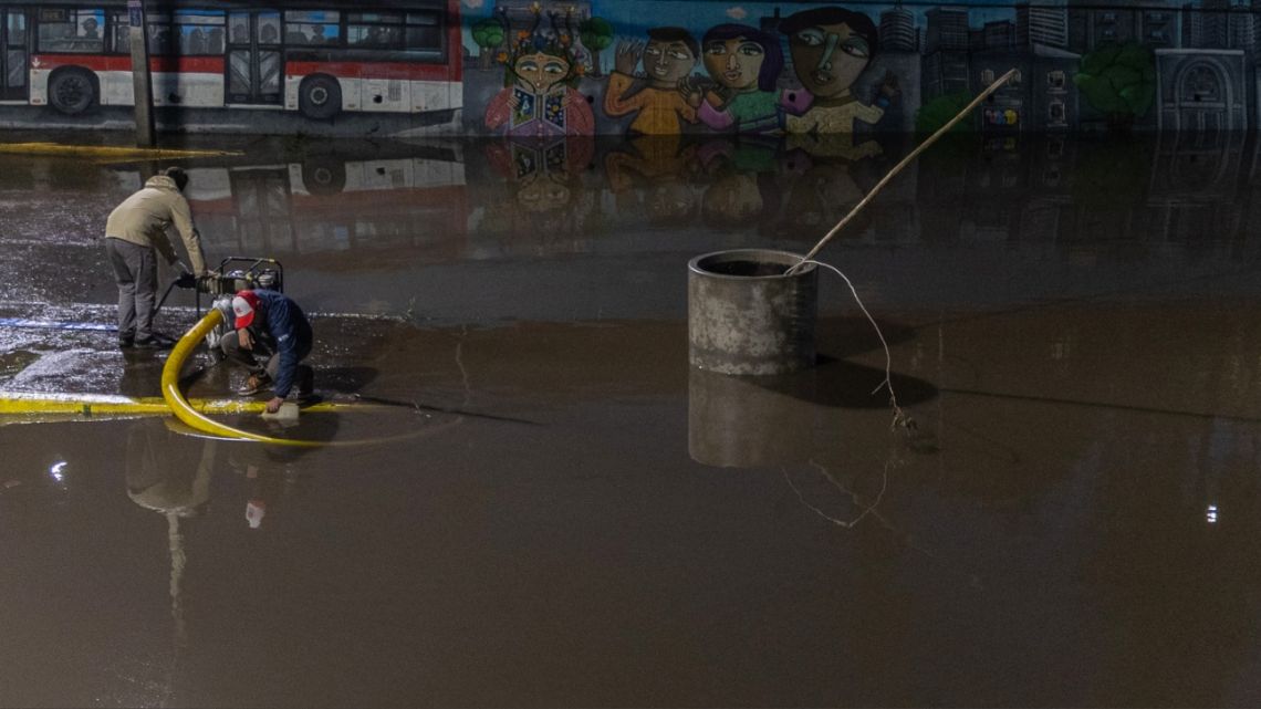 El Niño desata un feroz temporal en Santiago de Chile: voladura de techos, inundaciones y fuertes granizos