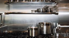 Equipamiento profesional de alta resistencia: las baterías de cocina de acero inoxidable están diseñadas para soportar el ritmo exigente de la gastronomía moderna.