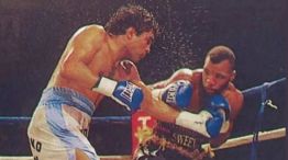 Jorge Castro, ante Reggie Johnson, en el mítico combate de 1994. 