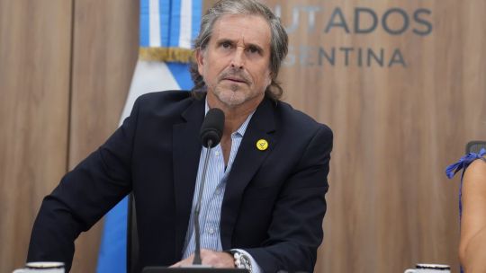 El diputado libertario Bertie Benegas Lynch: del cooling break en el fútbol al bathroom break en Diputados