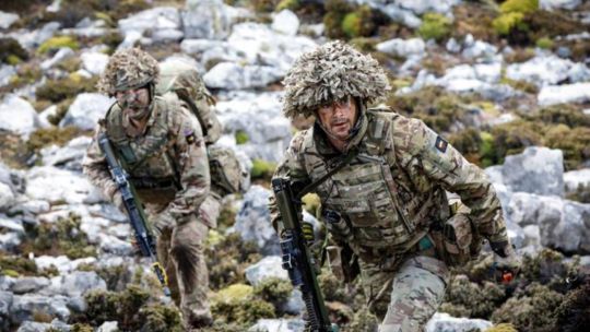 El Reino Unido realizó un ejercicio militar en Malvinas, recreando el desembarco británico de 1982