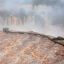 Fotogaleria Una vista general muestra la pasarela para visitantes en las cataratas del Iguazú, situada sobre una fuerte corriente y vista desde el lado brasileño de la triple frontera entre Brasil, Argentina y Paraguay