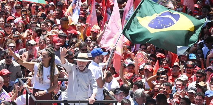 El presidente brasileño y candidato a la reelección por el Partido de los Trabajadores, Luiz Inácio Lula da Silva, saluda a sus simpatizantes durante un acto de campaña para la segunda vuelta de las elecciones presidenciales, en Brasilia, Brasil. Vamos a ganar estas elecciones, aseguró Lula da Silva durante una marcha de campaña en Ceilandia, en el Distrito Federal.
