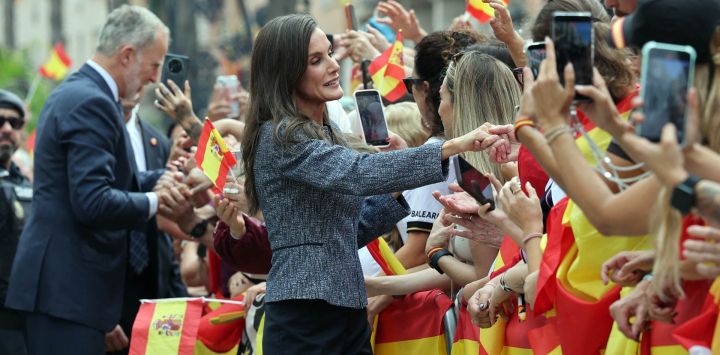El rey Felipe VI de España y la reina Letizia saludan a los ciudadanos a su llegada al enclave español de Ceuta, en el norte de África. Los reyes de España realizan hoy una visita diplomáticamente delicada a Ceuta para apoyar a una ciudad sumida en una crisis desde la oleada migratoria procedente de Marruecos ocurrida en julio. Su viaje supone la primera visita de la realeza desde 2007, año en que estalló una crisis diplomática con el vecino Marruecos, país que reclama la soberanía sobre Ceuta y sobre el otro territorio español en el norte de África, Melilla.