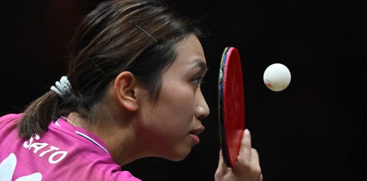 La japonesa Hitomi Sato realiza un saque ante la china Wang Manyu durante la final individual femenina del torneo de tenis de mesa China Smash 2026 en Pekín.