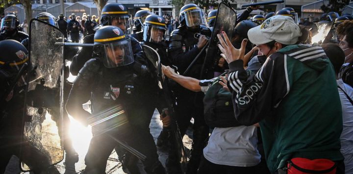 Manifestantes se enfrentan a agentes antidisturbios durante una protesta de estudiantes de secundaria en Montpellier, en el sur de Francia, en el marco de una movilización nacional estudiantil por las condiciones de enseñanza. Francia registra manifestaciones en todo el país este 13 de octubre en apoyo a los estudiantes que llevan semanas protestando por las malas condiciones de las aulas, mientras las autoridades y los participantes permanecen alerta ante posibles nuevos episodios de violencia.